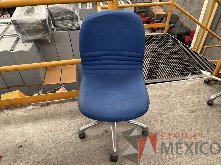 Lote 050 - 5 Sillas secretariales con ruedas, asiento y respaldo en tela color azul - Imagen 6
