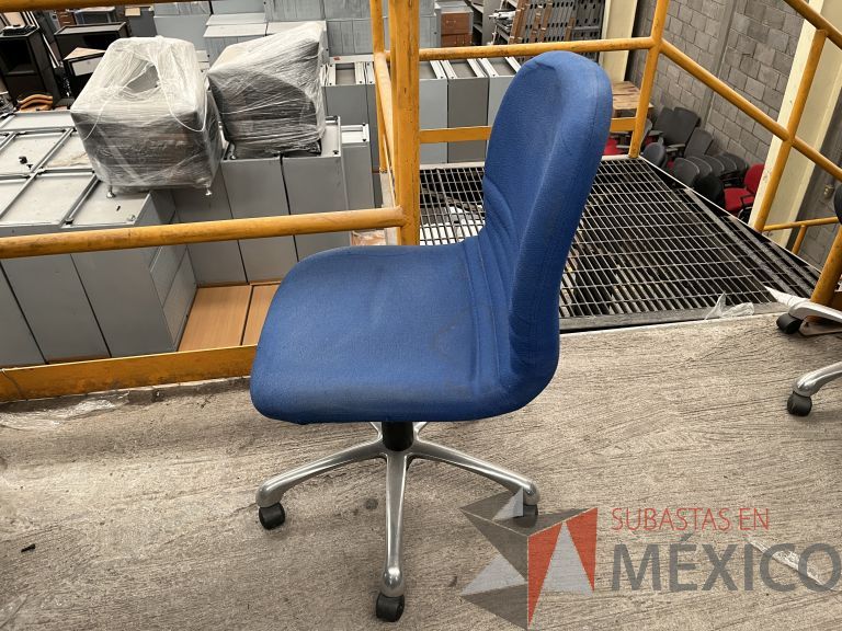Lote 050 - 5 Sillas secretariales con ruedas, asiento y respaldo en tela color azul - Imagen 5
