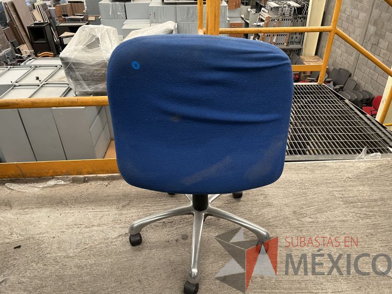 Lote 050 - 5 Sillas secretariales con ruedas, asiento y respaldo en tela color azul - Imagen 4