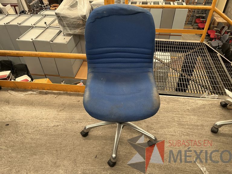 Lote 050 - 5 Sillas secretariales con ruedas, asiento y respaldo en tela color azul - Imagen 3