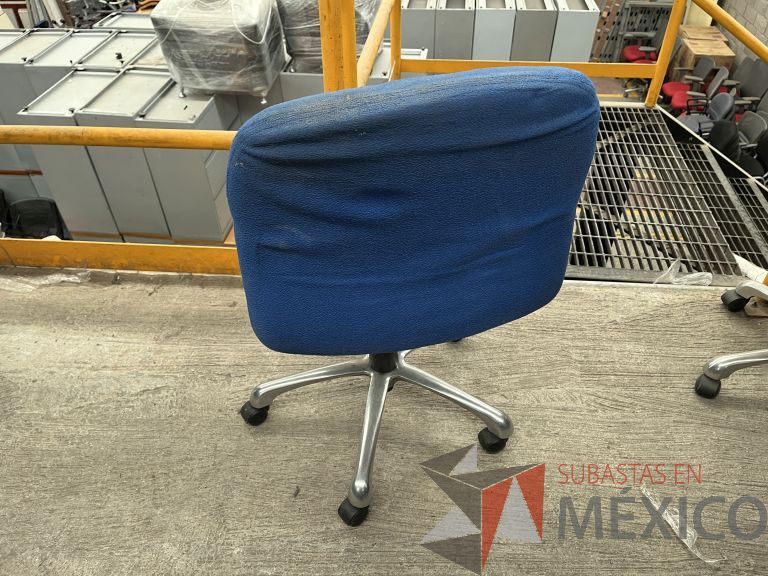 Lote 050 - 5 Sillas secretariales con ruedas, asiento y respaldo en tela color azul - Imagen 2