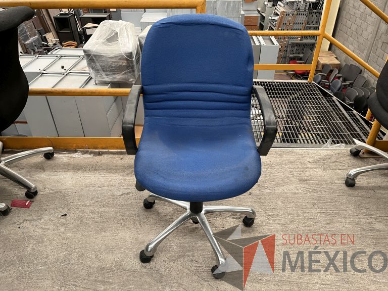 Lote 002 - Silla operativa con ruedas, descansabrazos, asiento y respaldo en tela color azul