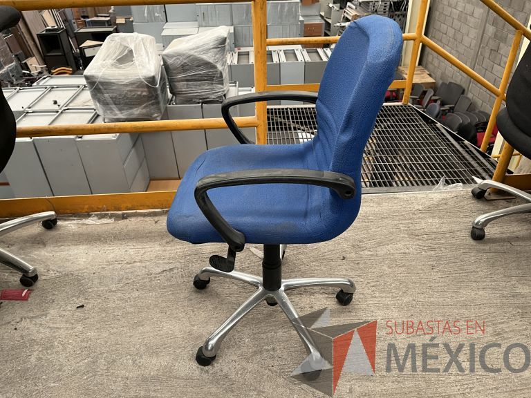 Lote 002 - Silla operativa con ruedas, descansabrazos, asiento y respaldo en tela color azul - Imagen 4