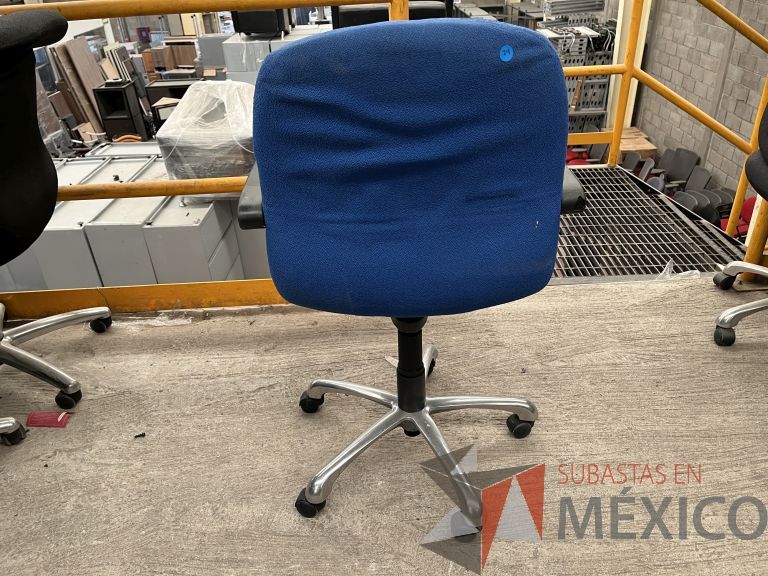 Lote 002 - Silla operativa con ruedas, descansabrazos, asiento y respaldo en tela color azul - Imagen 3