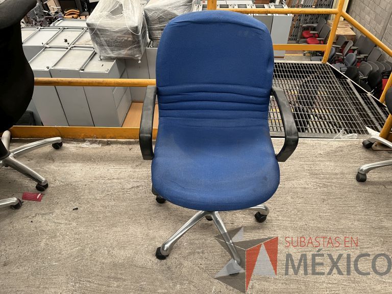 Lote 002 - Silla operativa con ruedas, descansabrazos, asiento y respaldo en tela color azul - Imagen 2