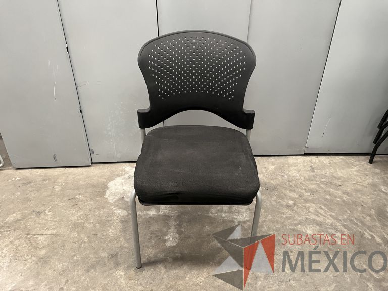 Lote 035 - Silla fija, respaldo en plástico y asiento en tela color negro