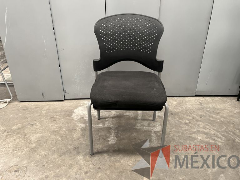 Lote 035 - Silla fija, respaldo en plástico y asiento en tela color negro - Imagen 4