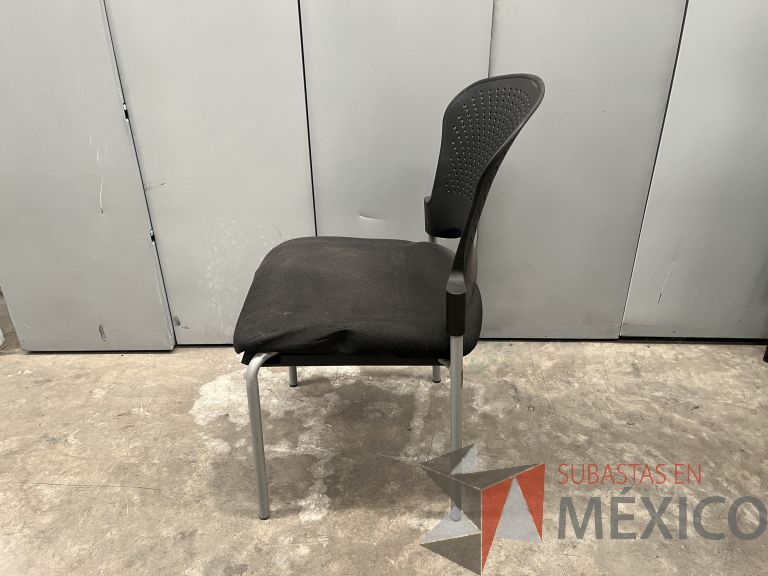 Lote 035 - Silla fija, respaldo en plástico y asiento en tela color negro - Imagen 3