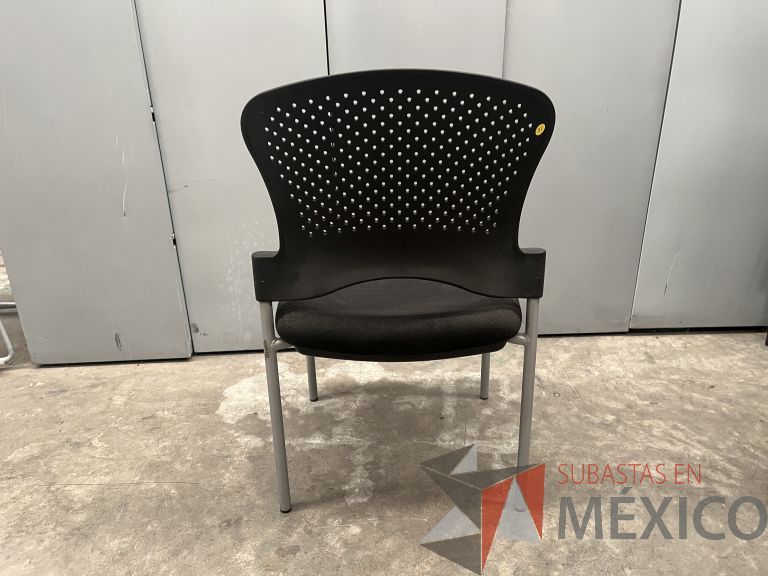 Lote 035 - Silla fija, respaldo en plástico y asiento en tela color negro - Imagen 2