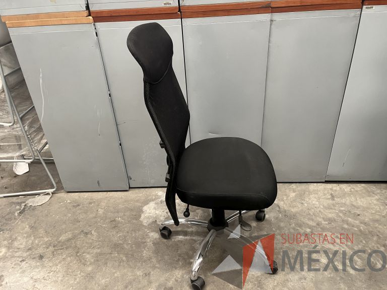 Lote 036 - Silla operativa con ruedas, descansabrazos, respaldo alto en malla y asiento en tela color negro - Imagen 3