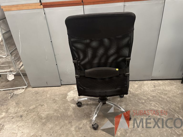 Lote 036 - Silla operativa con ruedas, descansabrazos, respaldo alto en malla y asiento en tela color negro - Imagen 2