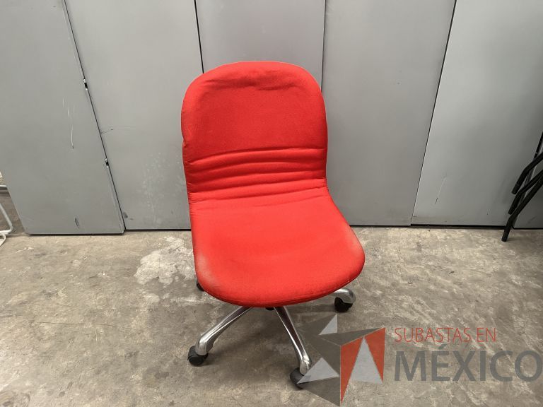 Lote 057 - 5 Sillas operativas con ruedas, asiento y respaldo en tela color rojo - Imagen 5