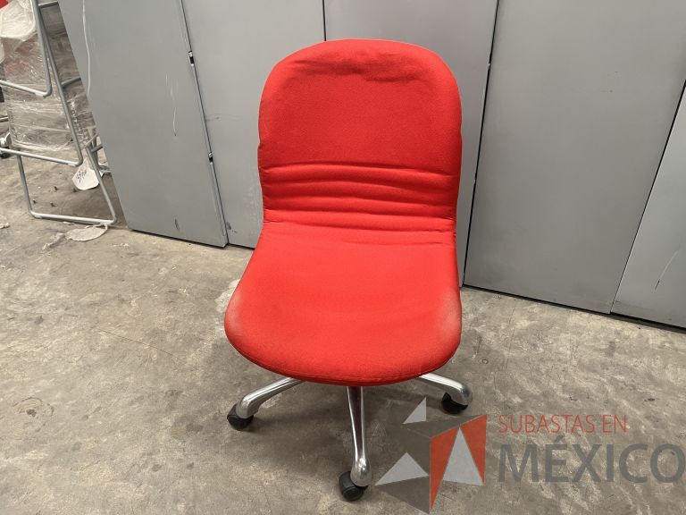 Lote 057 - 5 Sillas operativas con ruedas, asiento y respaldo en tela color rojo - Imagen 4