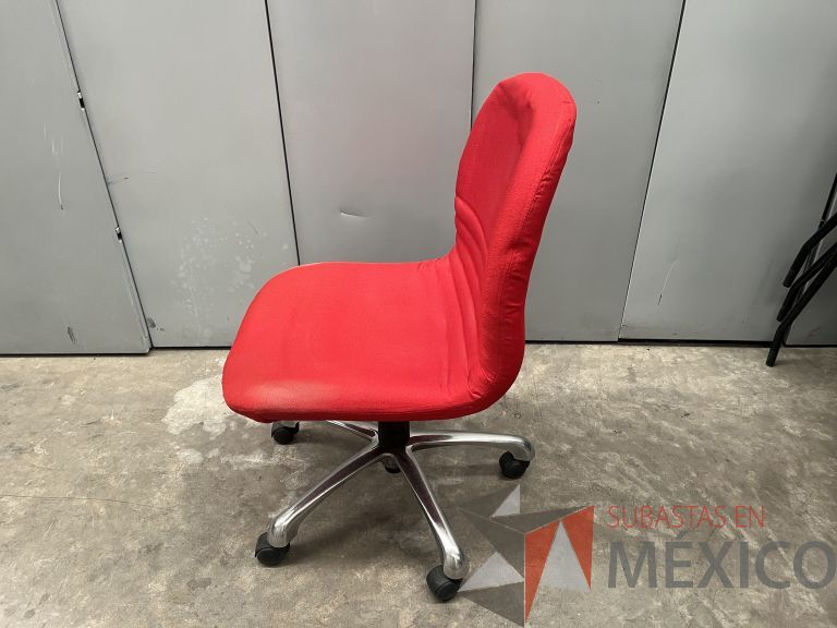 Lote 057 - 5 Sillas operativas con ruedas, asiento y respaldo en tela color rojo - Imagen 3