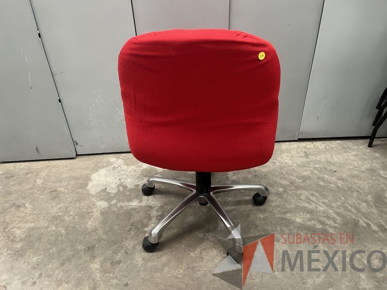 Lote 057 - 5 Sillas operativas con ruedas, asiento y respaldo en tela color rojo - Imagen 2