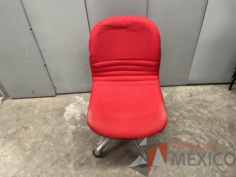 Lote 057 - 5 Sillas operativas con ruedas, asiento y respaldo en tela color rojo