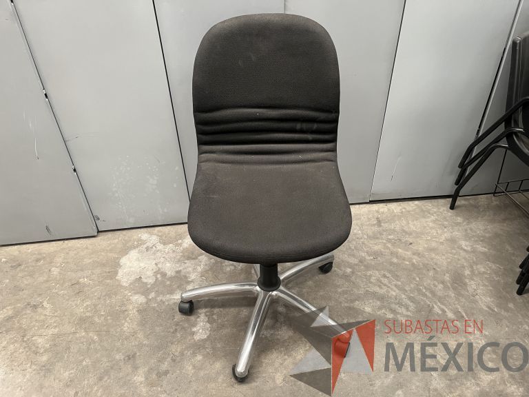 Lote 037 - Silla operativa con ruedas, asiento y respaldo en tela color negro