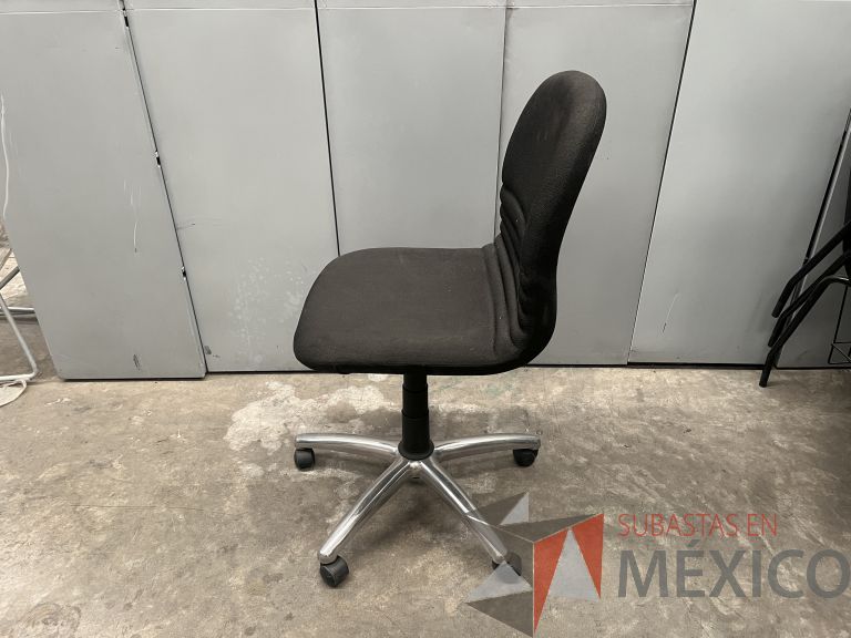 Lote 037 - Silla operativa con ruedas, asiento y respaldo en tela color negro - Imagen 3