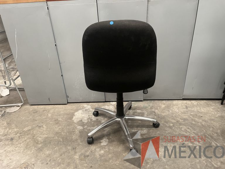 Lote 037 - Silla operativa con ruedas, asiento y respaldo en tela color negro - Imagen 2