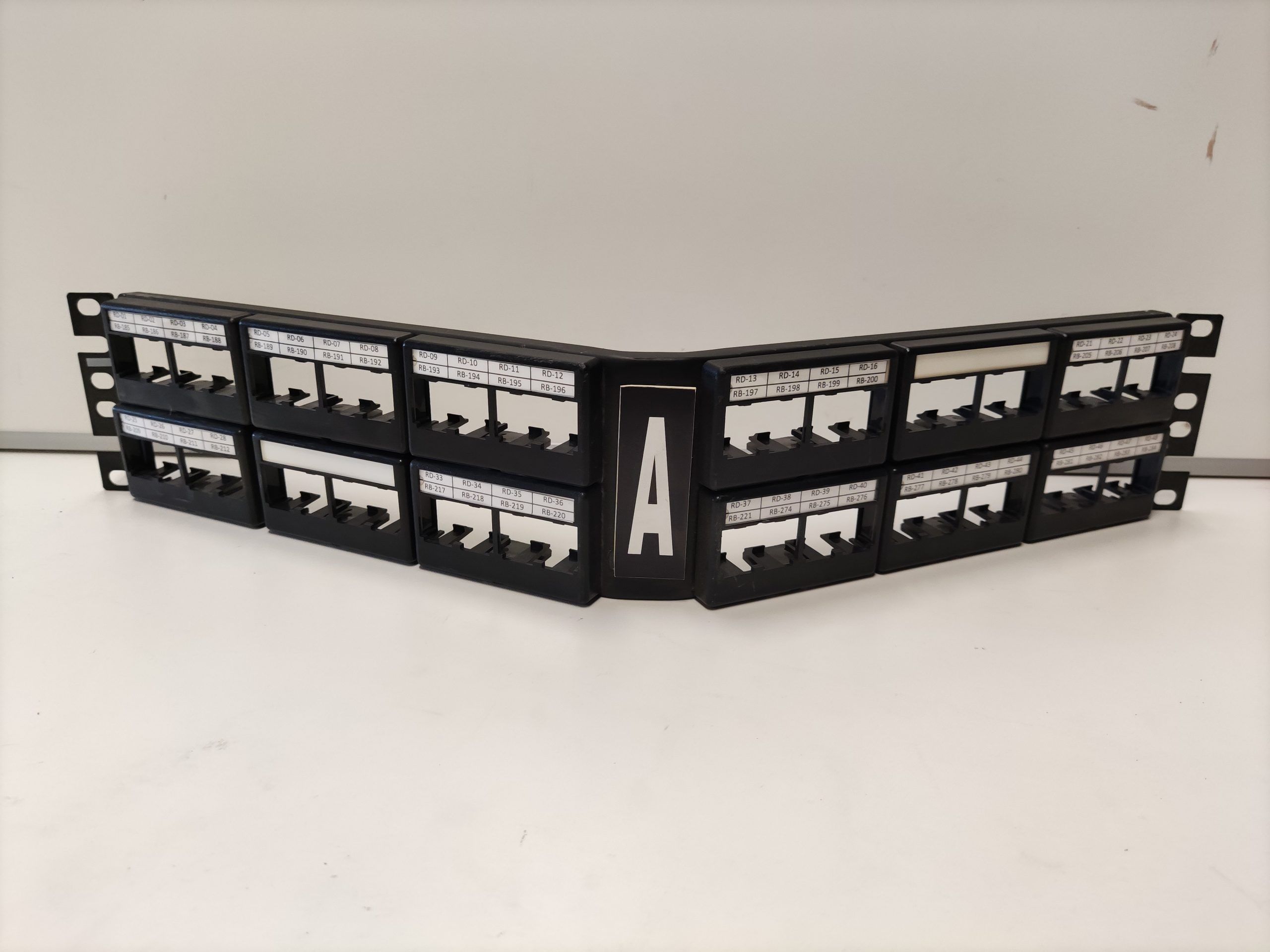 OPT 0178 - Panel patch angulado 48 puertos - Panduit - Imagen 2