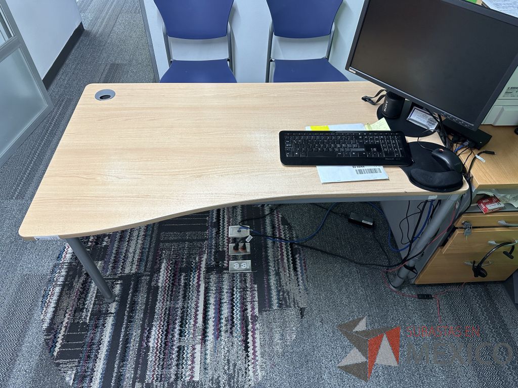 Lote 007 - Mesa de trabajo, estructura metálica y cubierta color madera con orificio para cable - Imagen 2