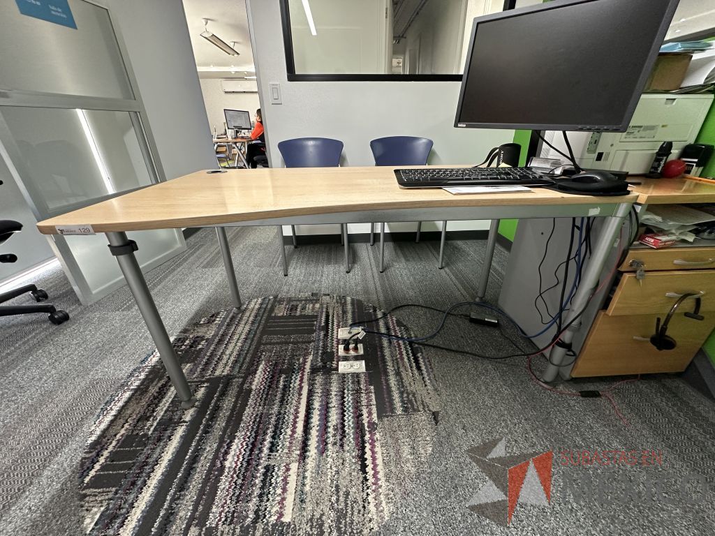 Lote 007 - Mesa de trabajo, estructura metálica y cubierta color madera con orificio para cable - Imagen 3