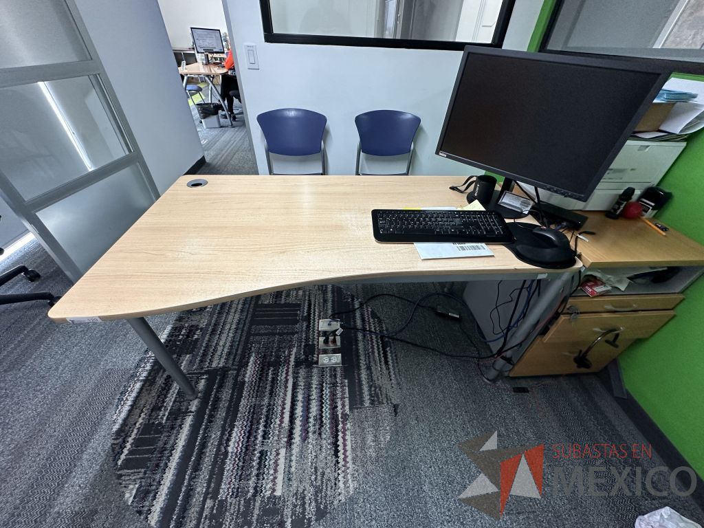 Lote 007 - Mesa de trabajo, estructura metálica y cubierta color madera con orificio para cable - Imagen 4