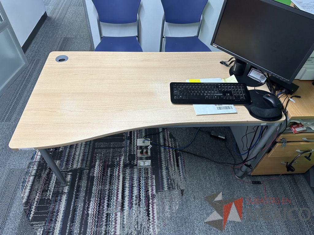 Lote 007 - Mesa de trabajo, estructura metálica y cubierta color madera con orificio para cable - Imagen 5