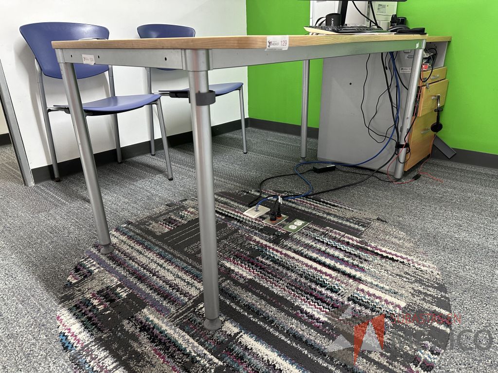 Lote 007 - Mesa de trabajo, estructura metálica y cubierta color madera con orificio para cable - Imagen 6