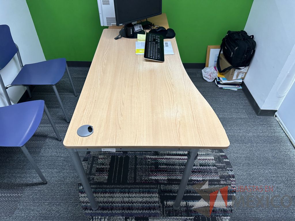 Lote 007 - Mesa de trabajo, estructura metálica y cubierta color madera con orificio para cable - Imagen 7