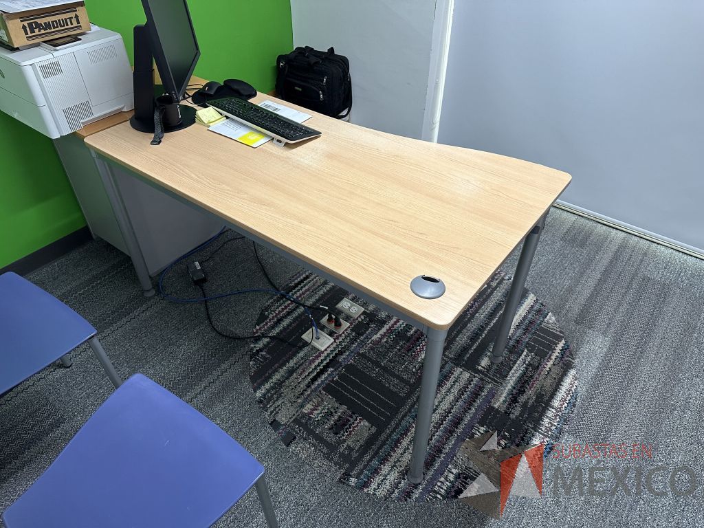 Lote 007 - Mesa de trabajo, estructura metálica y cubierta color madera con orificio para cable - Imagen 8