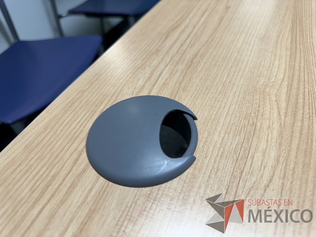 Lote 007 - Mesa de trabajo, estructura metálica y cubierta color madera con orificio para cable - Imagen 9