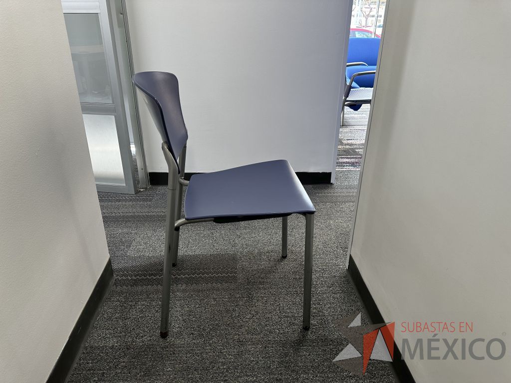 Lote 056 - Silla fija, asiento y respaldo en plástico color azul - Imagen 2