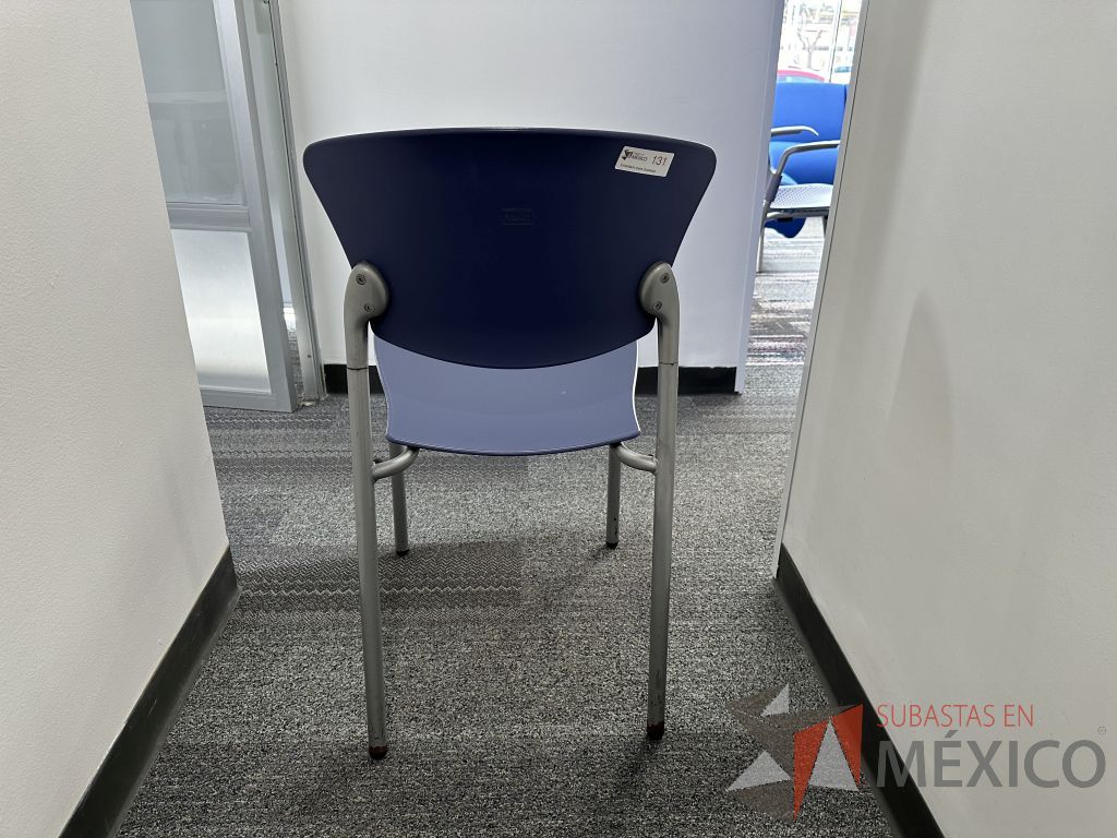 Lote 056 - Silla fija, asiento y respaldo en plástico color azul - Imagen 3