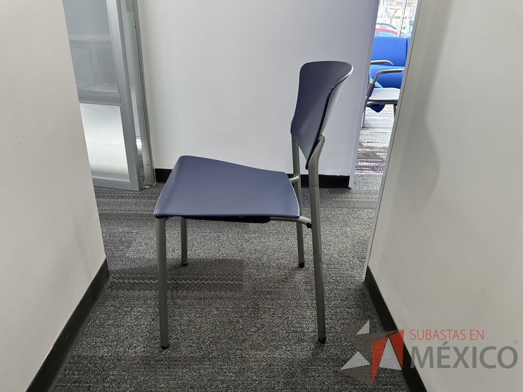 Lote 056 - Silla fija, asiento y respaldo en plástico color azul - Imagen 4