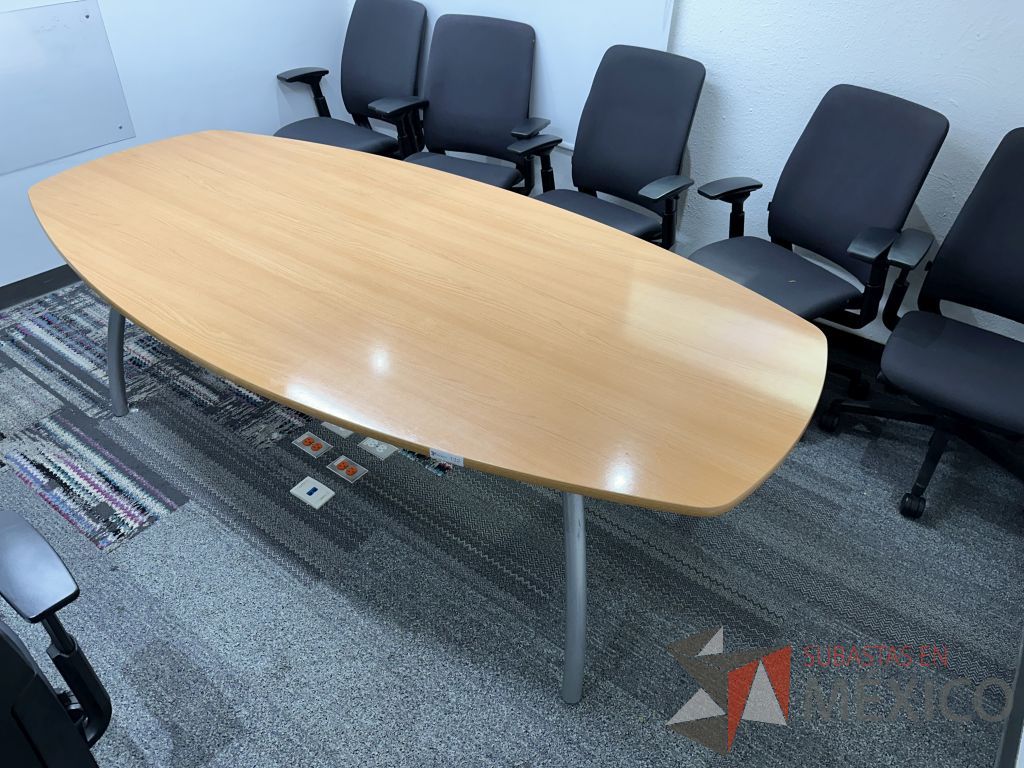 Lote 010 - Mesa de sala de juntas para 8 personas, patas metálicas y cubierta color madera - Imagen 2