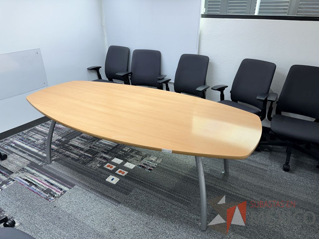 Lote 010 - Mesa de sala de juntas para 8 personas, patas metálicas y cubierta color madera