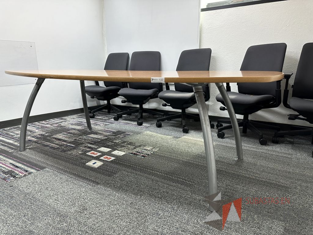 Lote 010 - Mesa de sala de juntas para 8 personas, patas metálicas y cubierta color madera - Imagen 3