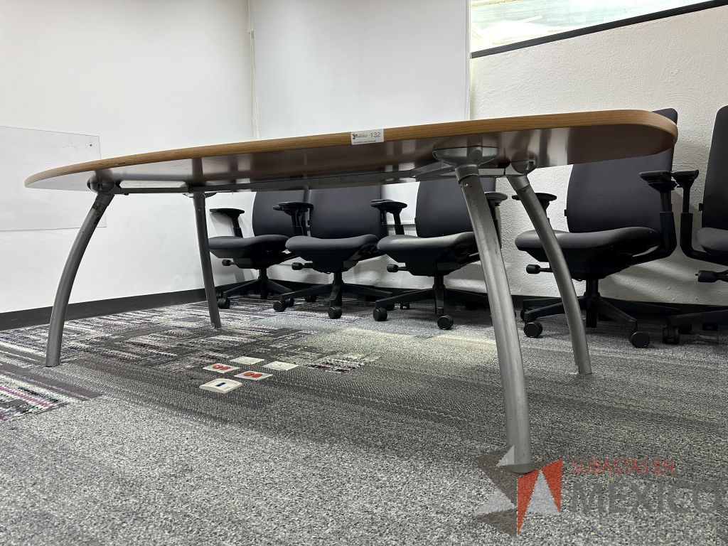 Lote 010 - Mesa de sala de juntas para 8 personas, patas metálicas y cubierta color madera - Imagen 4