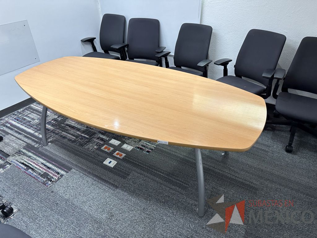 Lote 010 - Mesa de sala de juntas para 8 personas, patas metálicas y cubierta color madera - Imagen 5