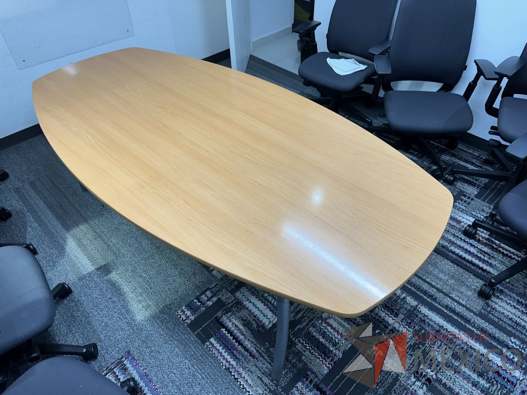 Lote 010 - Mesa de sala de juntas para 8 personas, patas metálicas y cubierta color madera - Imagen 6