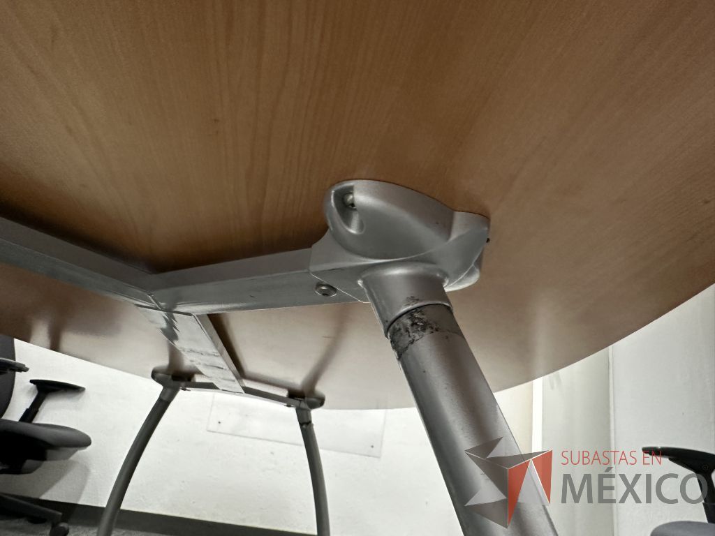 Lote 010 - Mesa de sala de juntas para 8 personas, patas metálicas y cubierta color madera - Imagen 7