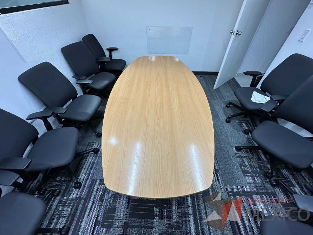 Lote 010 - Mesa de sala de juntas para 8 personas, patas metálicas y cubierta color madera - Imagen 8