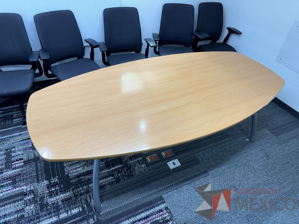 Lote 010 - Mesa de sala de juntas para 8 personas, patas metálicas y cubierta color madera - Imagen 9
