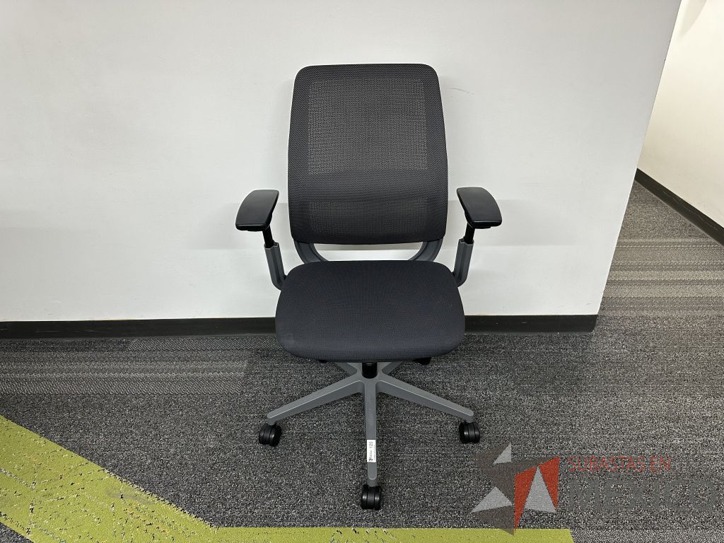 Lote 005 - Silla operativa con ruedas, descansabrazos, respaldo en malla y asiento en tela color negro