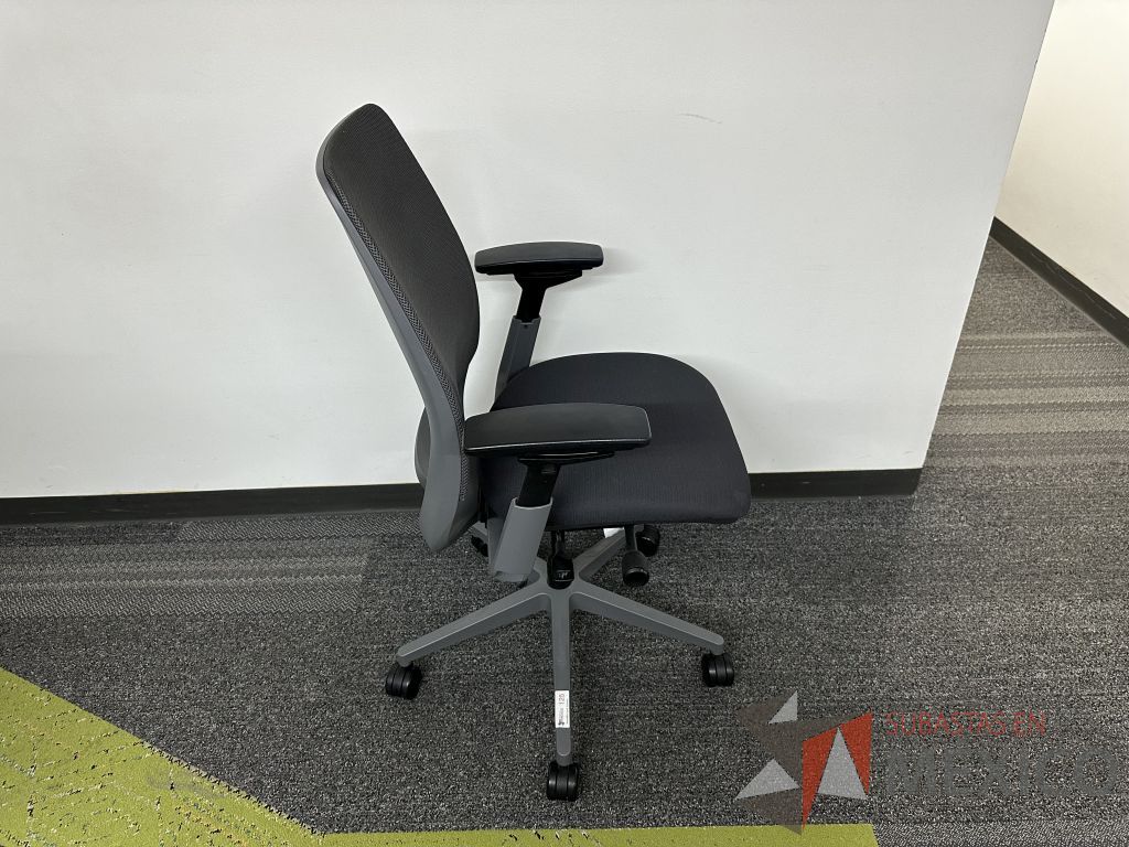 Lote 005 - Silla operativa con ruedas, descansabrazos, respaldo en malla y asiento en tela color negro - Imagen 2