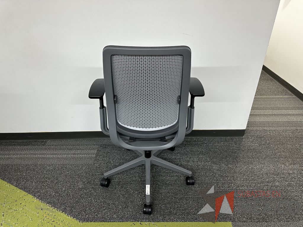 Lote 005 - Silla operativa con ruedas, descansabrazos, respaldo en malla y asiento en tela color negro - Imagen 3