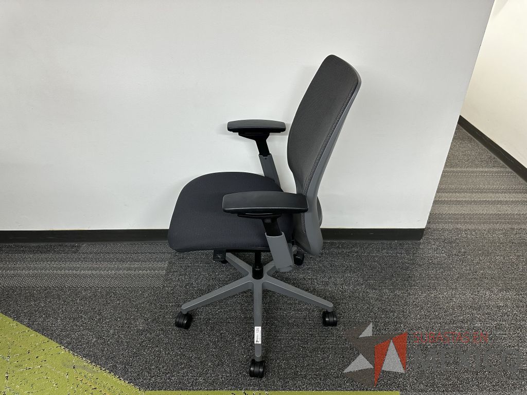 Lote 005 - Silla operativa con ruedas, descansabrazos, respaldo en malla y asiento en tela color negro - Imagen 4