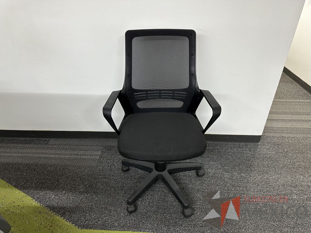 Lote 021 - Silla operativa con ruedas, descansabrazos, respaldo en malla y asiento en tela color negro