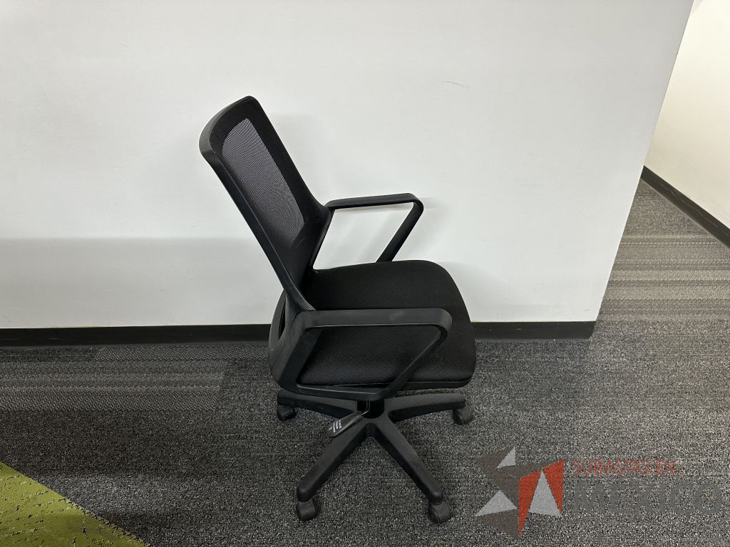 Lote 021 - Silla operativa con ruedas, descansabrazos, respaldo en malla y asiento en tela color negro - Imagen 2